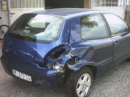 fiat bravo accidentée à l'arriéré droite