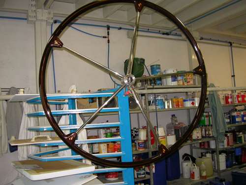 peinture barre a roue de voilier